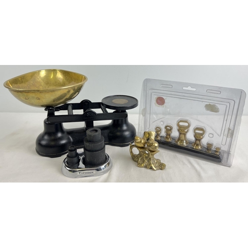 1142 - A set of black metal Salter kitchen scales with brass dish and 2 sets of weights - one in plastic ca... 