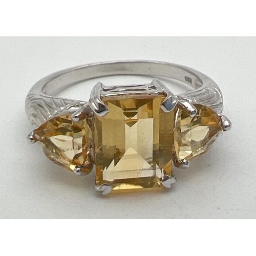 1021 - A silver and citrine 3 stone cocktail ring, set with square cut central stone flanked by 2 trilliant... 