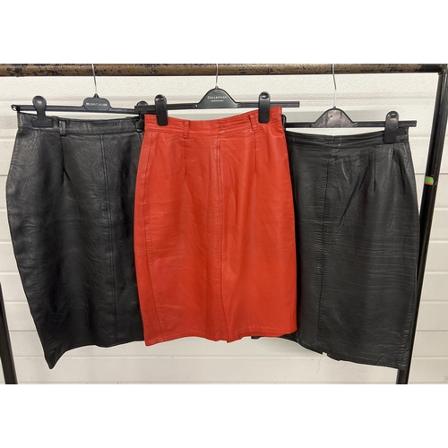 1350 - 3 vintage leather knee length midi skirts, in black and red. All with approx. 26