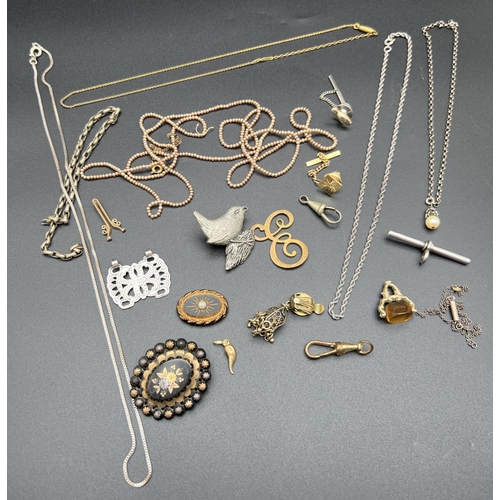 1052 - A small collection of vintage jewellery in varying conditions to include Victorian mourning brooches... 