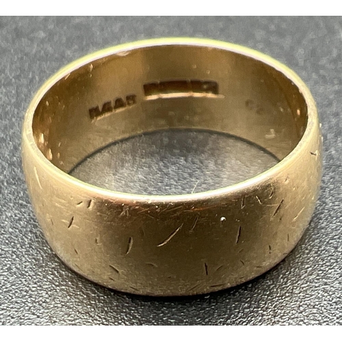 1061 - A vintage 9ct gold 8mm wedding band ring, fully hallmarked inside band. Weighs approx. 5.8g. Ring si... 