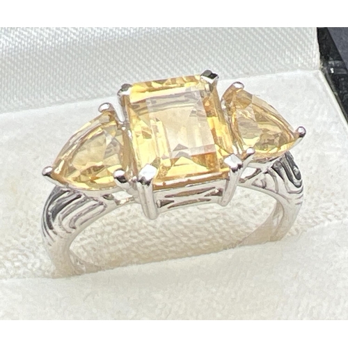 1069 - A silver and citrine 3 stone cocktail ring, set with square cut central stone flanked by 2 trilliant... 