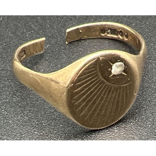 1085 - A vintage 9ct gold oval signet ring for scrap or repair (cut through). Sun ray design to top set wit... 