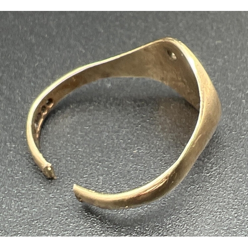 1085 - A vintage 9ct gold oval signet ring for scrap or repair (cut through). Sun ray design to top set wit... 