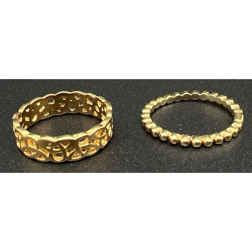 1104 - 2 silver gilt rings. A pierced design Celtic knot band ring, size L½ together with a thin bubble ban... 