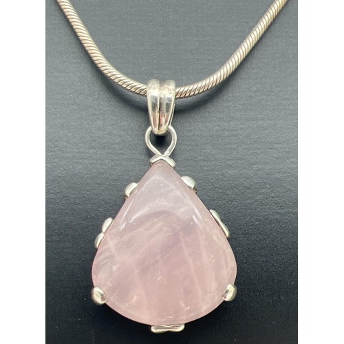 1021 - A white metal teardrop shaped pendant set with rose quartz, on an 18