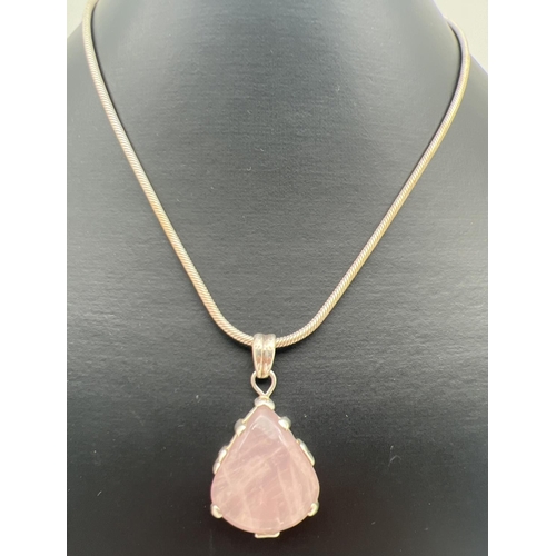 1021 - A white metal teardrop shaped pendant set with rose quartz, on an 18