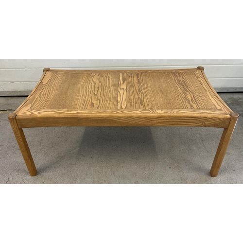 1420 - A mid century light wood coffee table with curved edges and square shaped legs. Approx. 41cm tall x ... 