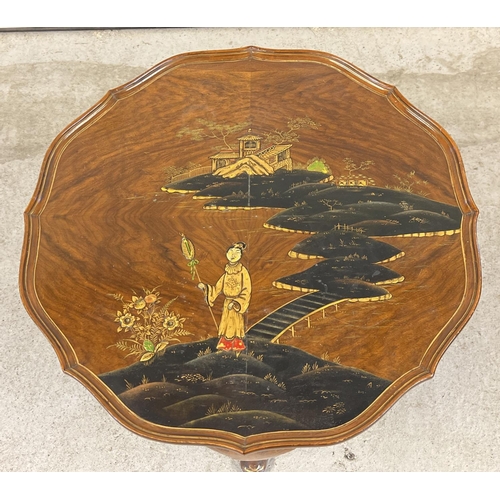 1422 - A vintage Northampton Cabinet company circular shaped coffee table with Chinoiserie decoration. 4 le... 