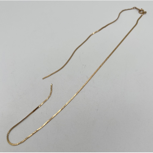 1062 - A 9ct gold flat serpentine chain for scrap or repair. Total weight approx. 2.2g.