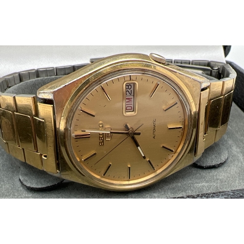 1162 - A boxed vintage gold plated Seiko 5 7009-3140 A automatic wristwatch. Luminous hour hands, seconds h... 