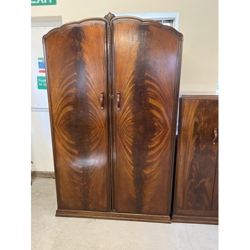 1429 - A vintage 1940's walnut veneer 4 piece bedroom suite with shaped handles of channelled design. 2 doo... 