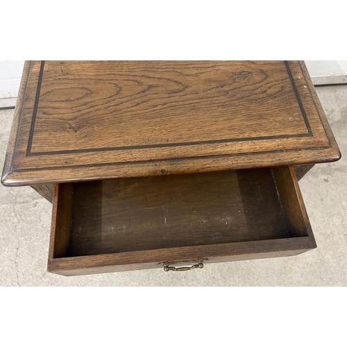 1431 - A vintage dark oak Simon Simpson, Norwich (Mark Chambers) side/occasional table with central drawer ... 