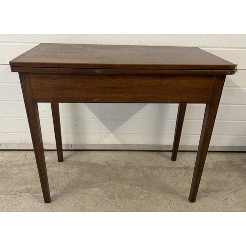 1432 - A vintage dark oak fold over tea table with square shaped taped legs and gate leg support. Approx. 7... 