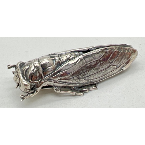 1066 - A sterling silver brooch modelled as a locust, stamped sterling to reverse. Approx. 4.75cm long.