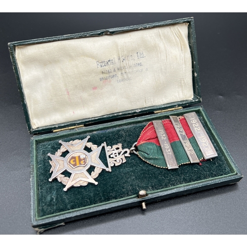 1163 - A boxed Fattorini & Sons, Ltd antique silver jewel with ribbon and 3 year date bars. Crescent moon c... 