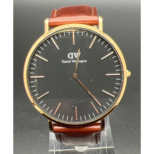 1144 - A Classic G40R01 men's wristwatch by Daniel Wellington. Brown leather strap with gold tone case and ... 