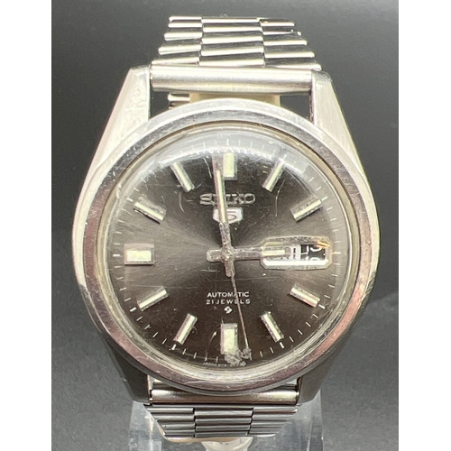 1148 - A vintage Seiko 5 automatic wristwatch with stainless steel strap and case. Black face with luminous... 