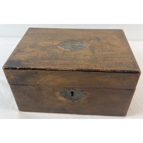 1309 - A vintage Wooden stationary/sewing box with filled cartouche and escutcheon. Approx. 25 x 17 cm.