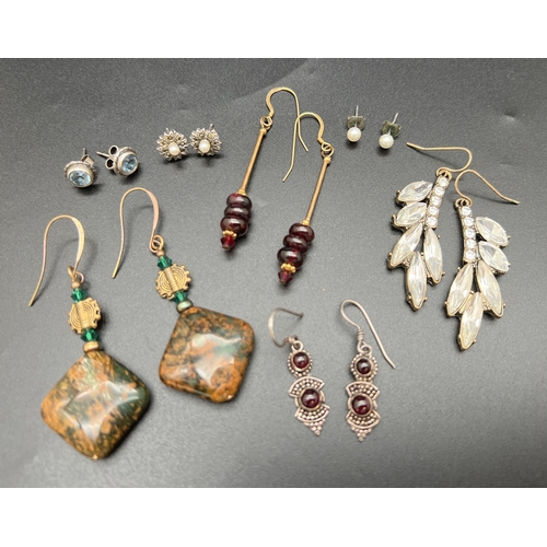 1062 - A collection of assorted vintage earrings to include precious metals and gemstones. Lot includes stu... 