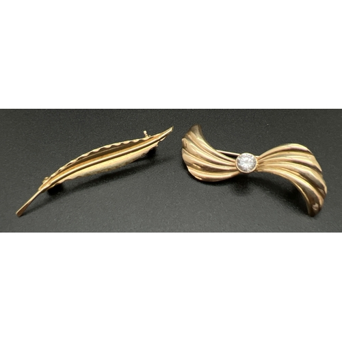 1065 - 2 vintage gold brooches. A 9ct gold brooch of twist design set with central brilliant cut clear ston... 