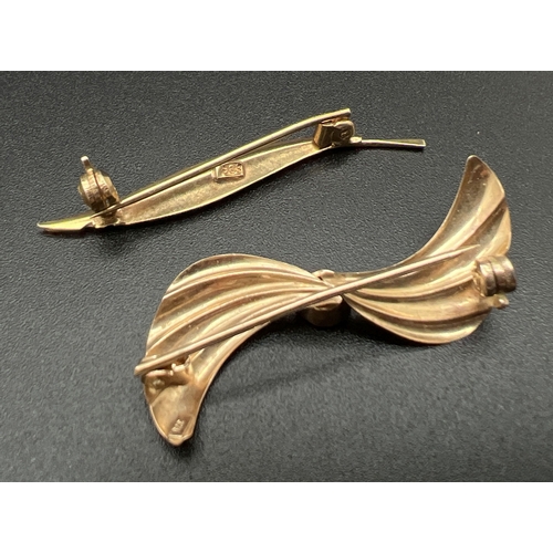 1065 - 2 vintage gold brooches. A 9ct gold brooch of twist design set with central brilliant cut clear ston... 