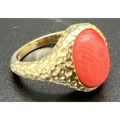 1066 - A vintage 9ct gold on silver signet style ring set with large oval cabochon of coral. Shoulders and ... 