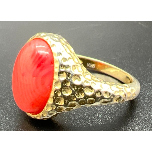 1066 - A vintage 9ct gold on silver signet style ring set with large oval cabochon of coral. Shoulders and ... 