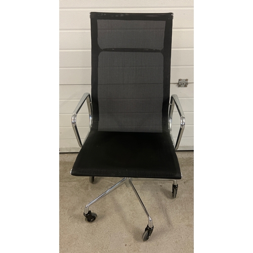 1401 - A modern black mesh material and chrome high backed office chair on Cosyland castors.