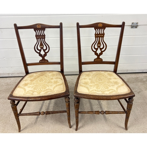 1405 - A pair of decorative Edwardian bedroom chairs with inlaid detail to backs and turned front legs. Cre... 