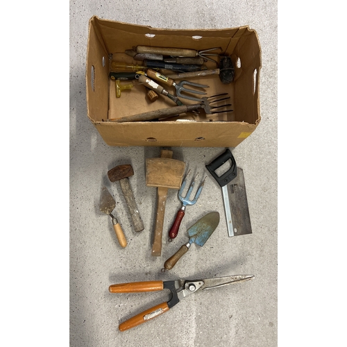 1395 - A box of assorted vintage & modern hand tools, mostly garden tools.