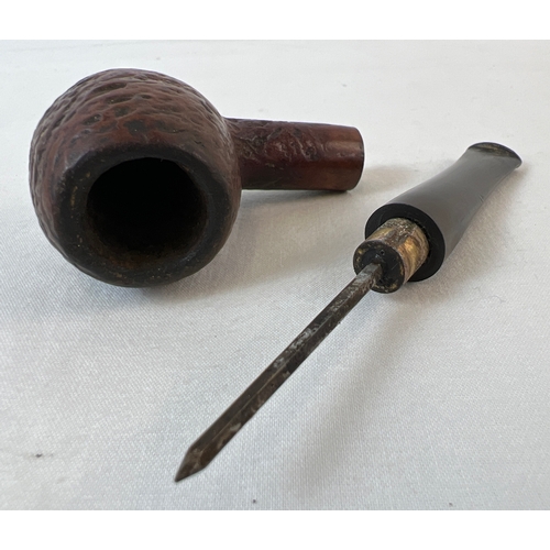 A WWII military spy S.O.E. smokers pipe dagger. Briar wood bowl with ebonite mouthpiece. Mouthpiece detaches to reveal a small spike dagger. Total length approx. 13cm. Mouthpiece and dagger approx. 12cm.