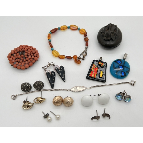 39 - A small collection of mixed vintage and modern silver and costume jewellery. To include Victorian ca... 