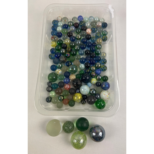 1278 - A collection of vintage marbles in varying design and sizes to include speckled glass, end of day an... 