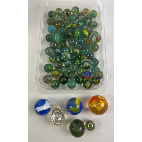 1279 - A collection of 70+ vintage bowler, jumbo and super jumbo glass marbles to includes Cats Eye, Oillie... 