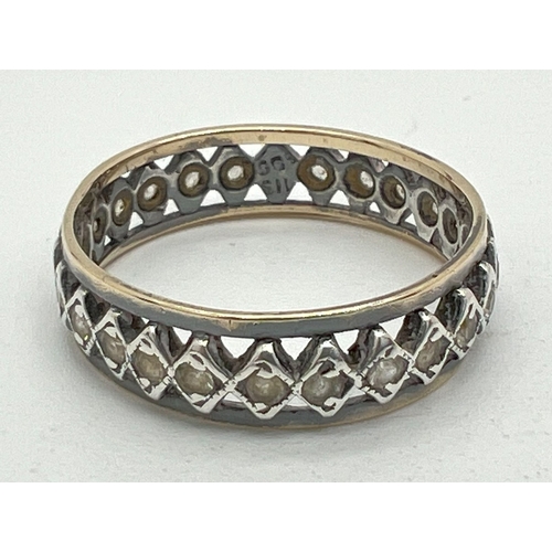 1063 - A 9ct gold and silver full eternity ring set with clear stones in small diamond shaped mounts. Marke... 