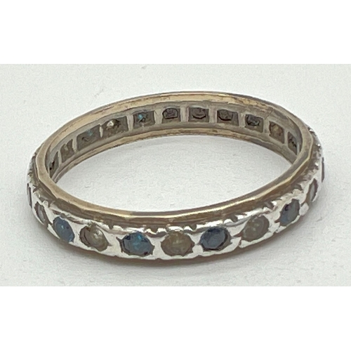 1066 - A vintage 9ct gold and silver full eternity ring set with alternating blue and white spinel round cu... 