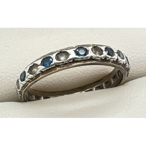 1066 - A vintage 9ct gold and silver full eternity ring set with alternating blue and white spinel round cu... 