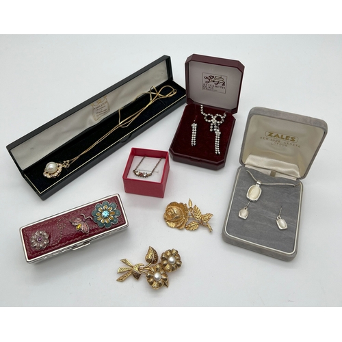 1069 - A small collection of boxed vintage costume jewellery together with a decorative lipstick case. Jewe... 