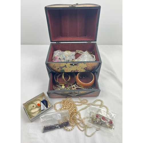 1071 - A collection of assorted vintage costume jewellery in a heart shaped wooden jewellery box. To includ... 