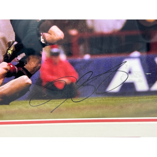 1289 - A framed and glazed signed photograph of Manchester United player Ryan Giggs. Complete with authenti... 