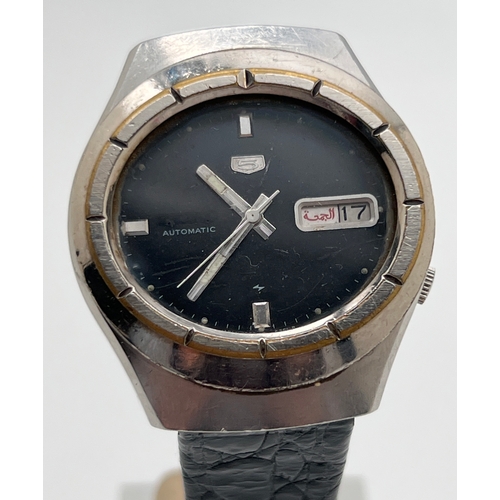 1177 - A vintage Seiko 5 023159 automatic wristwatch with black leather strap. With Arabic day and date fun... 