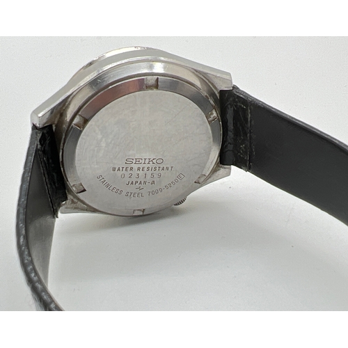 1177 - A vintage Seiko 5 023159 automatic wristwatch with black leather strap. With Arabic day and date fun... 