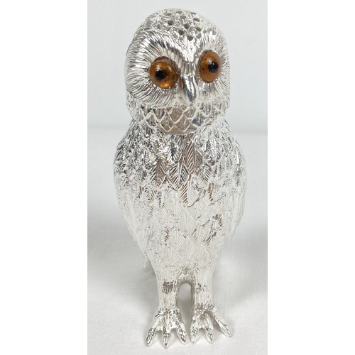 1183 - A modern heavy silver plated sugar sifter modelled as an owl. With push top lid, amber coloured glas... 