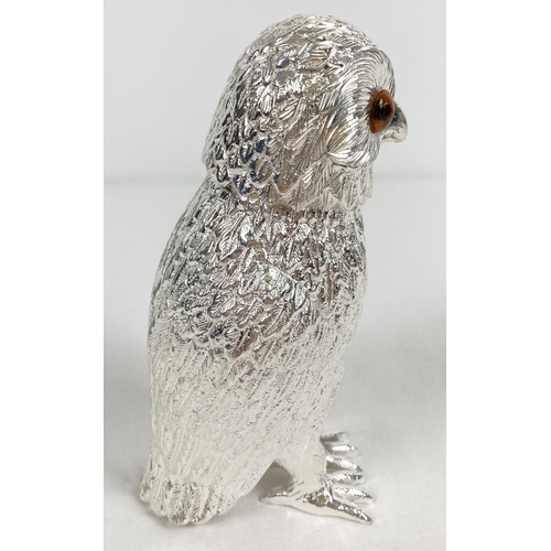 1183 - A modern heavy silver plated sugar sifter modelled as an owl. With push top lid, amber coloured glas... 