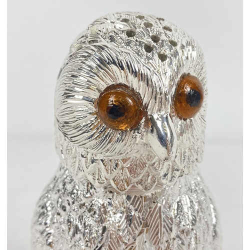 1183 - A modern heavy silver plated sugar sifter modelled as an owl. With push top lid, amber coloured glas... 