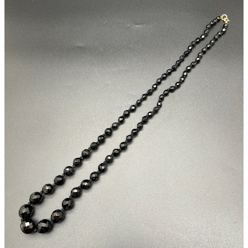 1009 - A vintage French jet graduating bead necklace with 9ct gold clasp. Knotting between each bead. Total... 