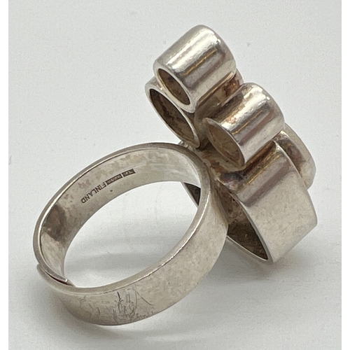 1022 - A contemporary design Finnish silver dress ring by Elis Kauppi for Kauppiaan Kulta. A square and cir... 