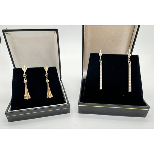 1027 - 2 pairs of silver drop style earrings with lever backs. A pair of silver gilt fan style drops each s... 