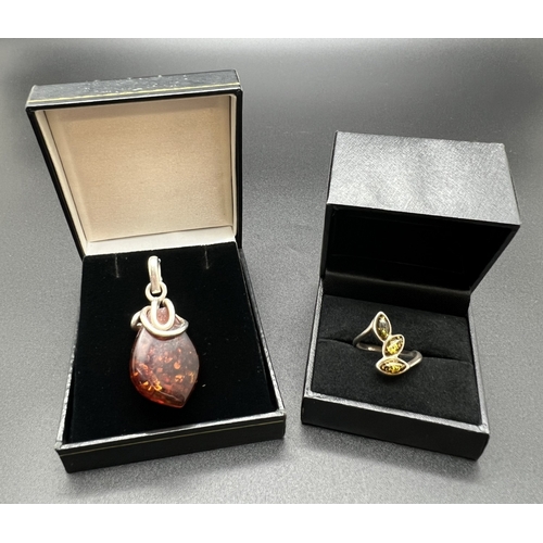 1033 - 2 items of amber set silver jewellery. A teardrop shaped cognac amber pendant with scribble design c... 